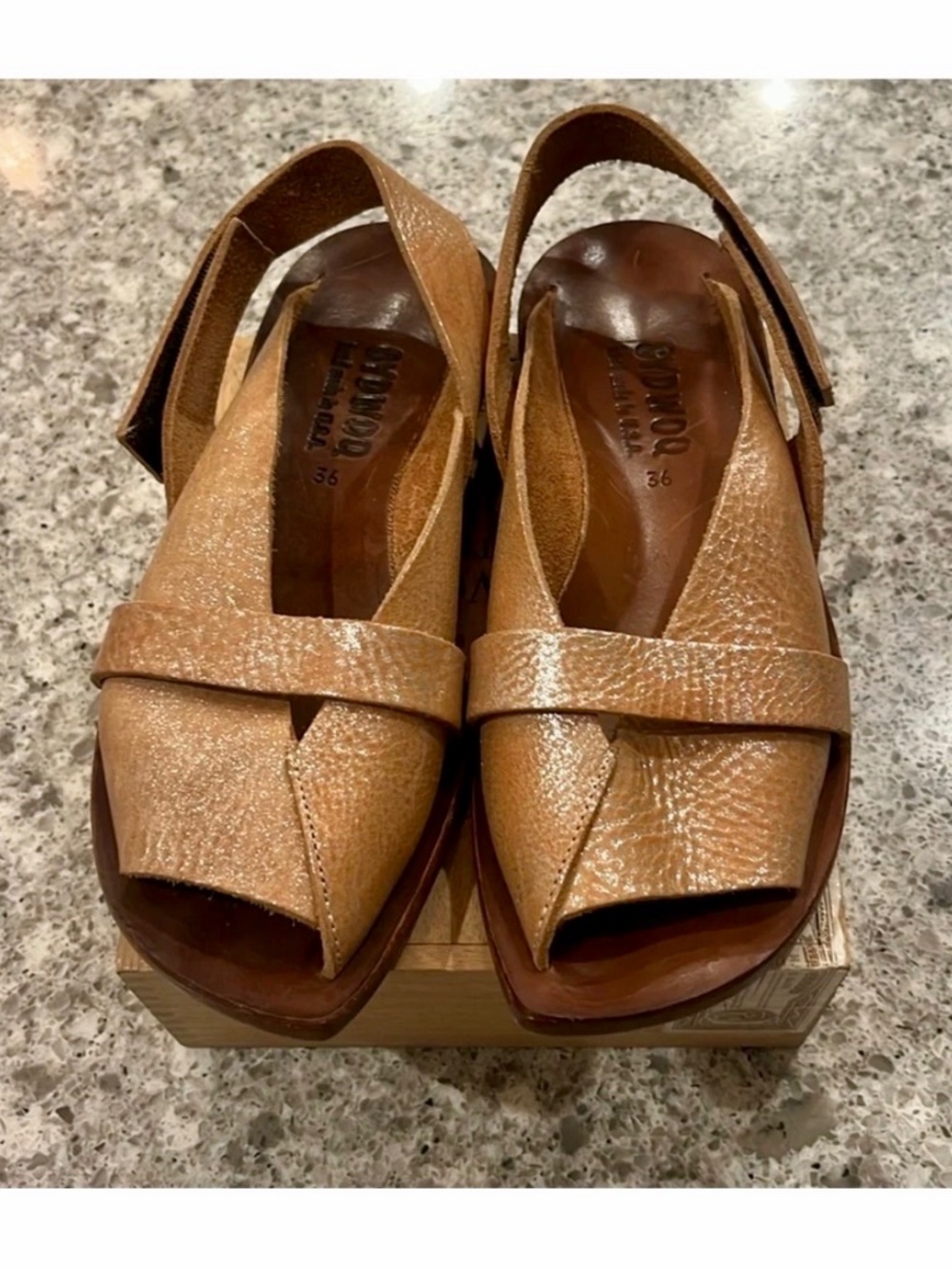 ✨Cydwoq Sandals Tan Glitter Leather✨